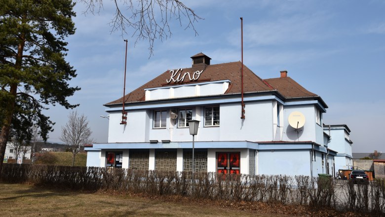 Kino Ternitz, © Stadtgemeinde Ternitz Ein blaues Gebäude mit der Aufschrift 'Kino'
