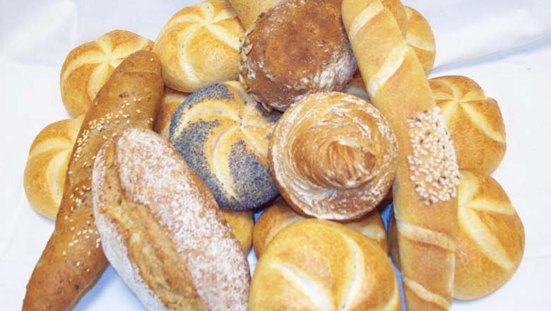 Frühstückspension "Bäckerhaus", © Frühstückspension "Bäckerhaus" Verschiedene Brötchen und Brote auf einem weißen Tuch arrangiert.