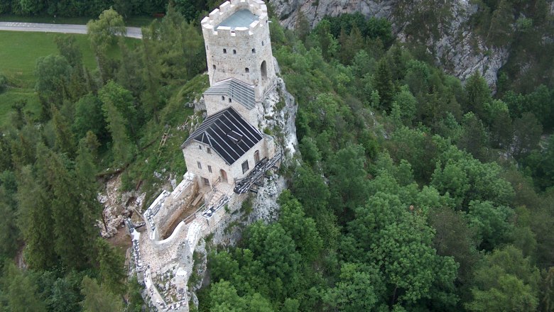 Losenheim castle ruins, © Verein Freunde der Burgruine Losenheim Aerial view of the Losenheim castle ruins surrounded by forest.