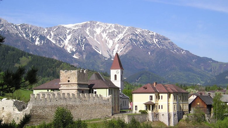 Ruine Puchberg, © Tourismusbüro Puchberg Ruine Puchberg vor schneebedecktem Bergmassiv.