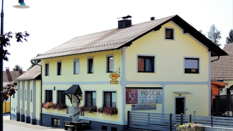 Das Gasthaus Posch, © Karl Gradwohl Gelbes Gasthaus mit Blumenkästen und Schild 'Posch'.