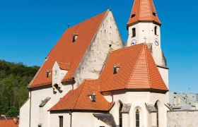 Wehrkirche Edlitz, © Walter Strobl, www.audivision.at Wehrkirche Edlitz mit vielen Seitenbereichen, roten Ziegeldächern, einem spitzen Turm und blauem Himmel.