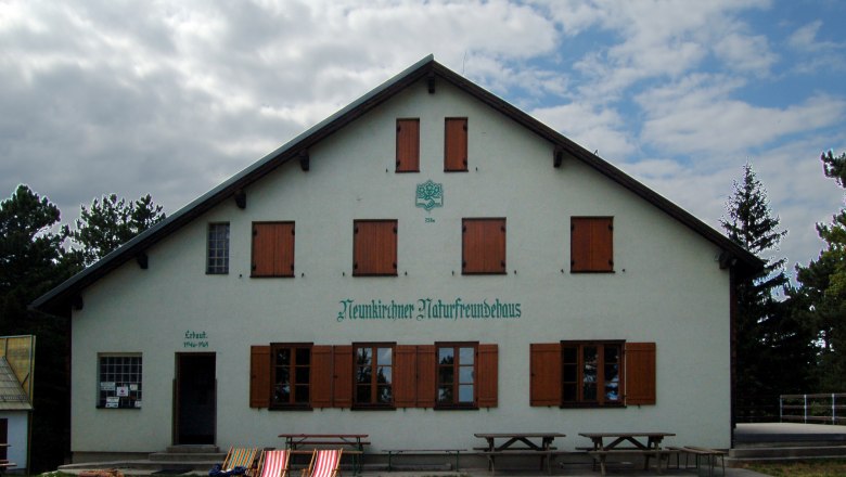 Neunkirchner Haus auf der Flatzer Wand, © Herzi Pinki Neunkirchner Naturfreundehaus mit Liegestühlen davor.