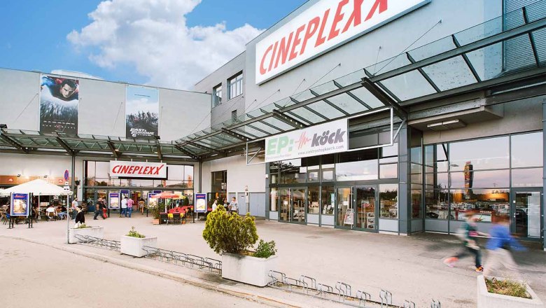 Cineplexx Wiener Neustadt, © Cineplexx Eingang des Cineplexx Kinos in Wiener Neustadt mit Glasdach und Werbeplakaten.
