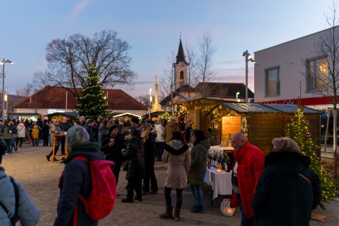 Wenn funkelnde Lichter die Dämmerung erhellen, der Duft von Punsch und frischen Keksen durch die Str, © ©diePhotoSchmieder by Johannes Friedl Wenn funkelnde Lichter die Dämmerung erhellen, der Duft von Punsch und frischen Keksen durch die Str, © ©diePhotoSchmieder by Johannes Friedl