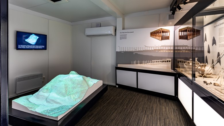 Keltendorf Schwarzenbach - Ausstellung, © Wiener Alpen, Christian Kremsl Innenansicht einer Ausstellung im Keltendorf Schwarzenbach mit Modellen und Informationstafeln.