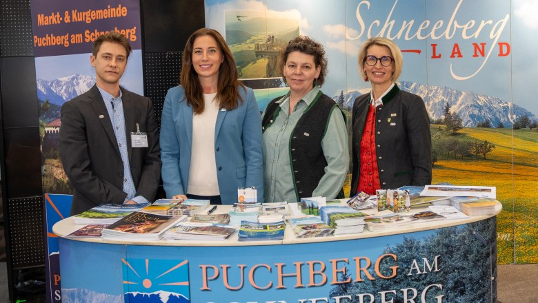 Am Stand der Marktgemeinde Puchberg am Schneeberg, © Niederösterreich-Werbung/Tunnelblick Media Am Stand der Marktgemeinde Puchberg am Schneeberg, © Niederösterreich-Werbung/Tunnelblick Media