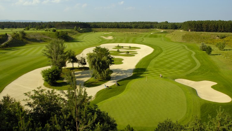 Golfclub Föhrenwald, © z.V.g. GCF Luftaufnahme eines Golfplatzes mit Sandbunkern und gepflegtem Rasen.