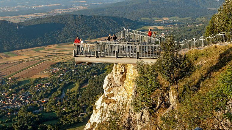Skywalk Hohe Wand mit Besuchern und Blick auf die Landschaft.