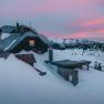 In der winterlichen Landschaft erstrahlt das Ottohaus in warmen Farben, w&auml;hrend die schneebedeckten Berge im Hintergrund majest&auml;tisch aufragen. Die ruhige Atmosph&auml;re l&auml;dt dazu ein, die frische Bergluft zu genie&szlig;en und die Sch&ouml;nheit der Wiener Alpen zu erleben.