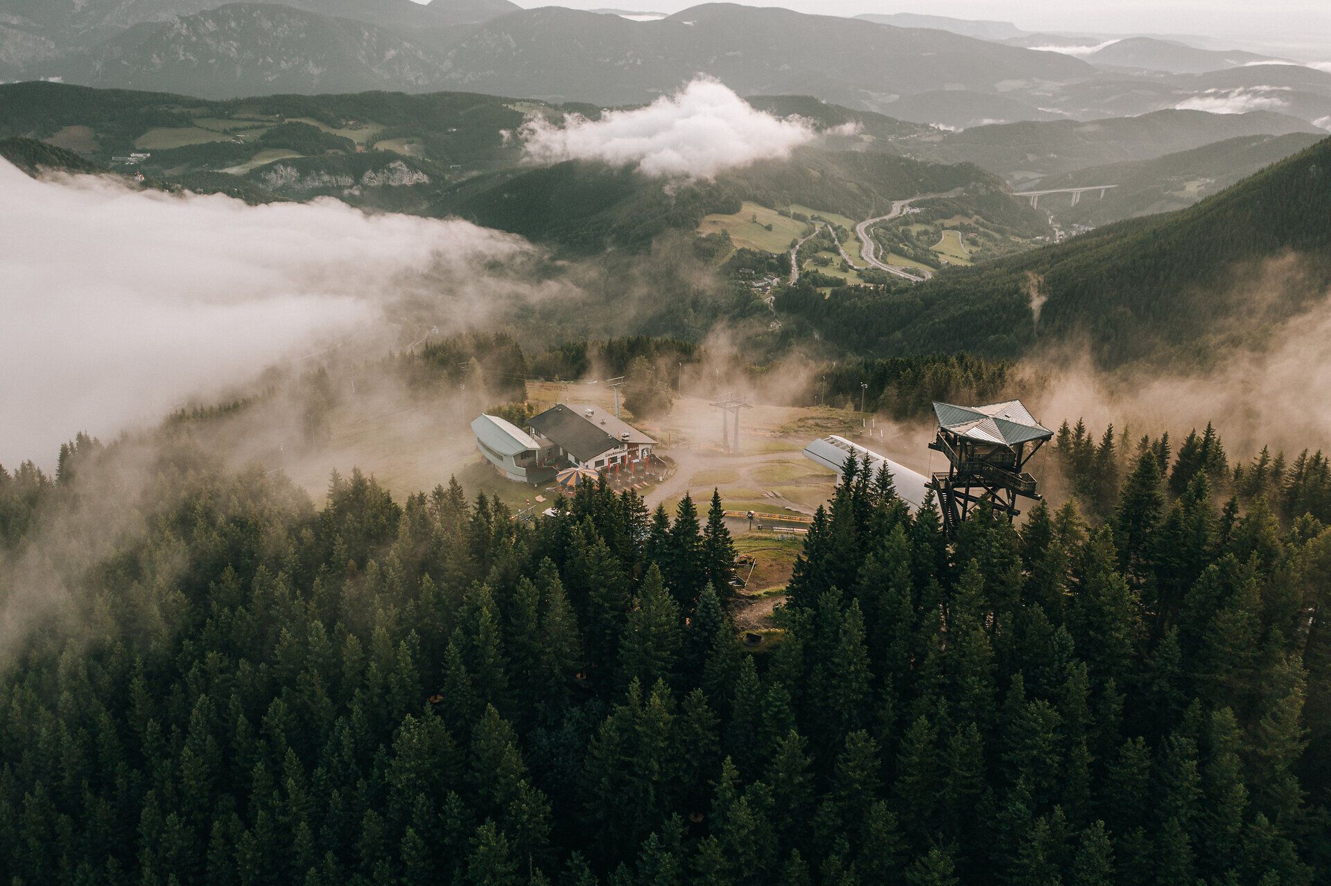 Blick auf die Bergstation der Bergbahn Semmering Hirschenkogel mit Liechtensteinhaus.