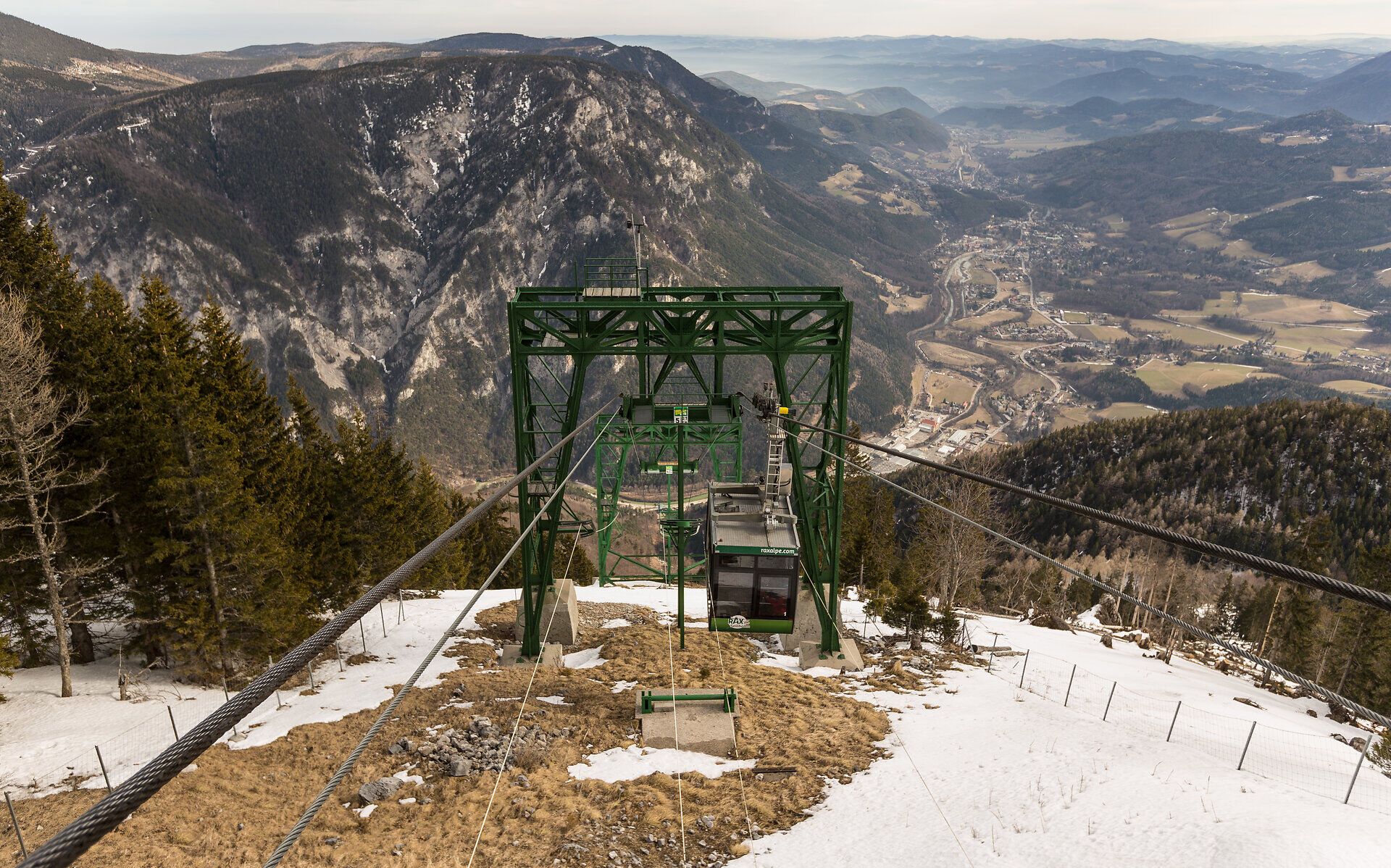 Die Rax Areal Ropeway schwebt majestätisch über die schneebedeckten Hänge, während die atemberaubende Aussicht auf die umliegenden Berge und Täler die Herzen der Besucher höher schlagen lässt. Hier, wo die frische Bergluft und die unberührte Natur aufeinandertreffen, wird jeder Moment zu einem unvergesslichen Erlebnis.