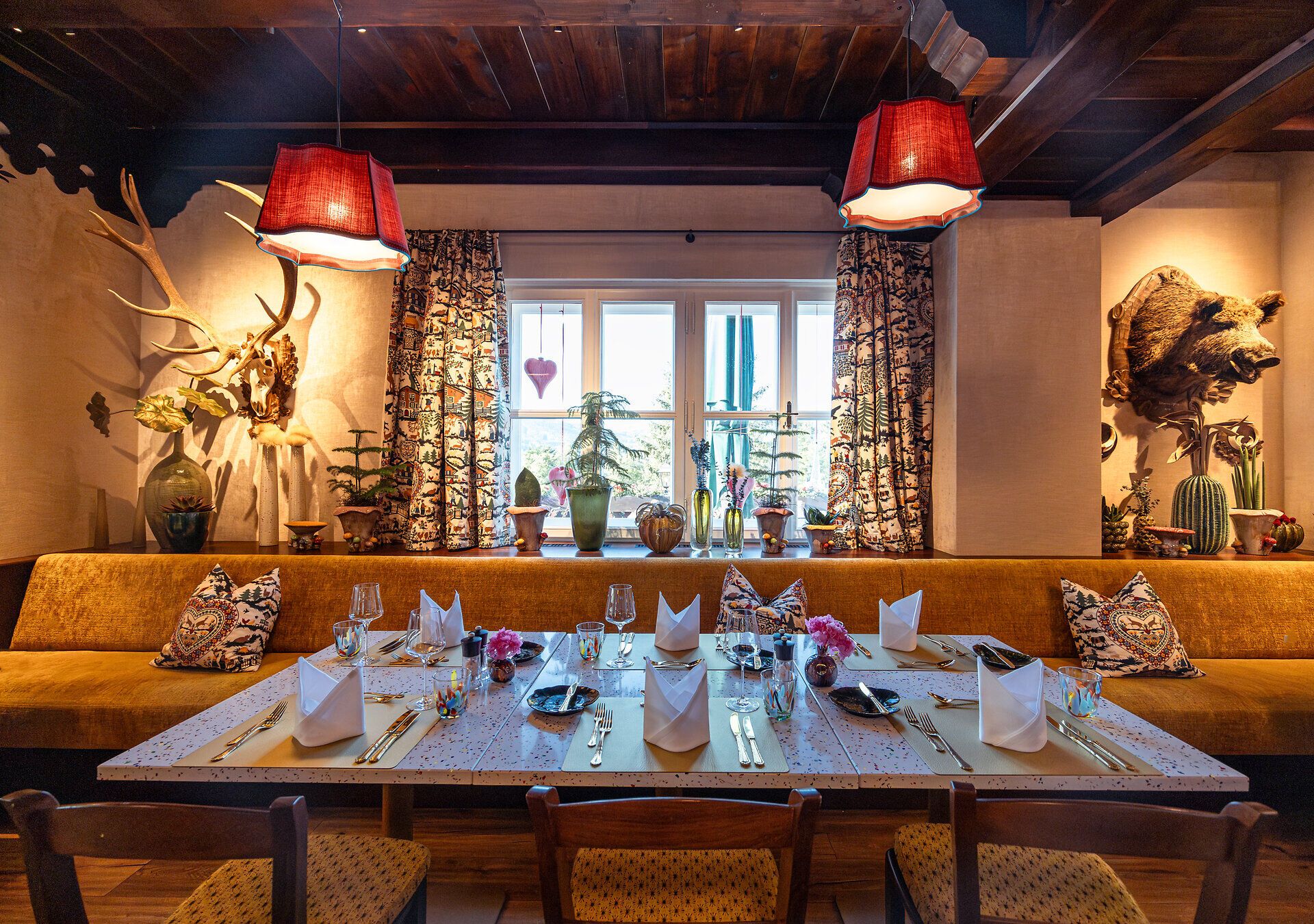 In einem einladenden Restaurant mit rustikalem Charme erwartet die Gäste eine gemütliche Atmosphäre. Die warmen Farben der Einrichtung und die liebevoll dekorierten Tische schaffen einen perfekten Ort, um die kulinarischen Köstlichkeiten der Region zu genießen.