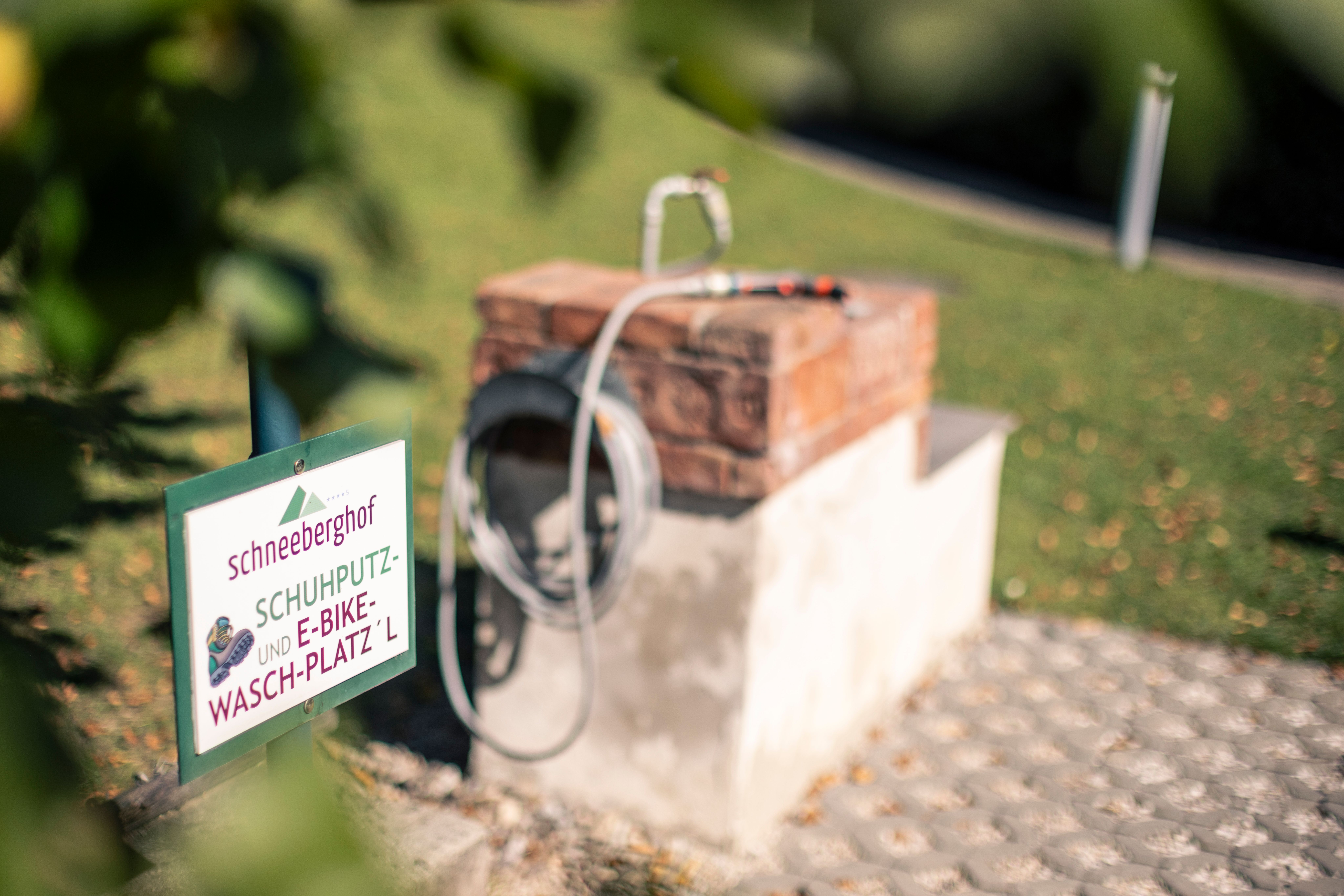 Radwaschplatz mit Wasserschlauch und Brunnen