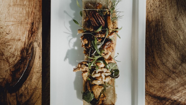 Sautéed chanterelles with pecan nuts, wild herbs, root bread, © Niederösterreich Werbung/Sophie Menegaldo