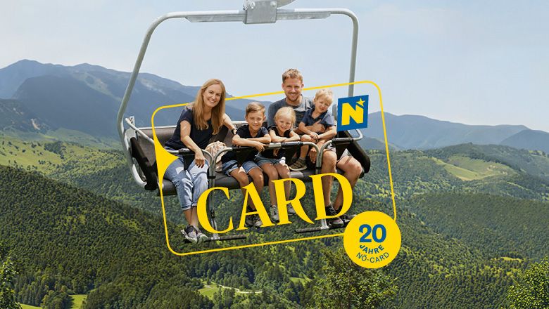 Ein Werbesujet für die Niederösterreich-Card. Eine Familie sitzt am Sessellift, im Hintergrund Wald und Berge. Als Grafik sind beim Sessellift die Umrisse der Card, der Schriftzug CARD, das Niederösterreichlogo und ein Kreis in dem 20 Jahre NÖ-Card steht eingefügt. Diese Grafiken sind gelb-blau.