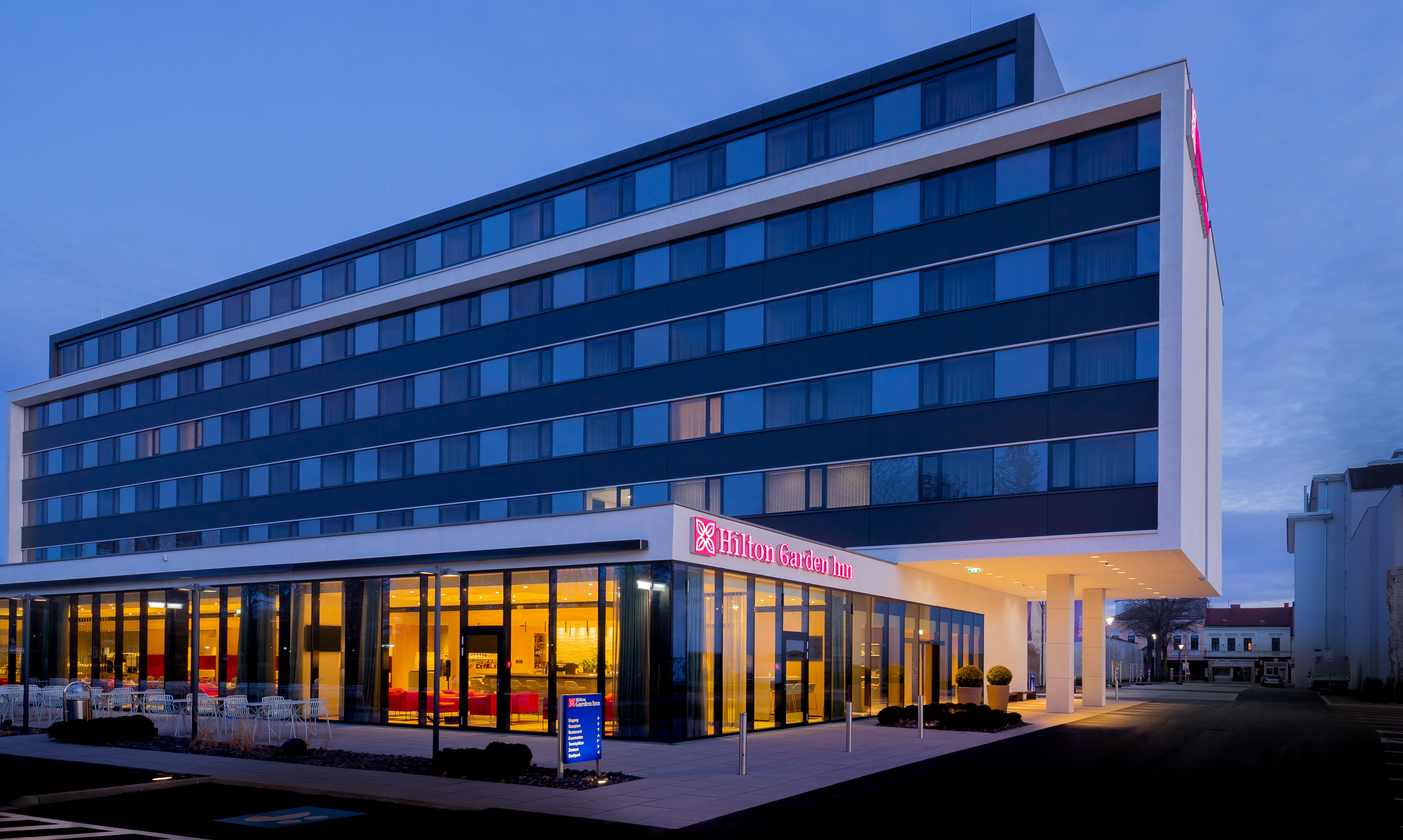 Außenansicht des Hilton Garden Inns bei Nacht