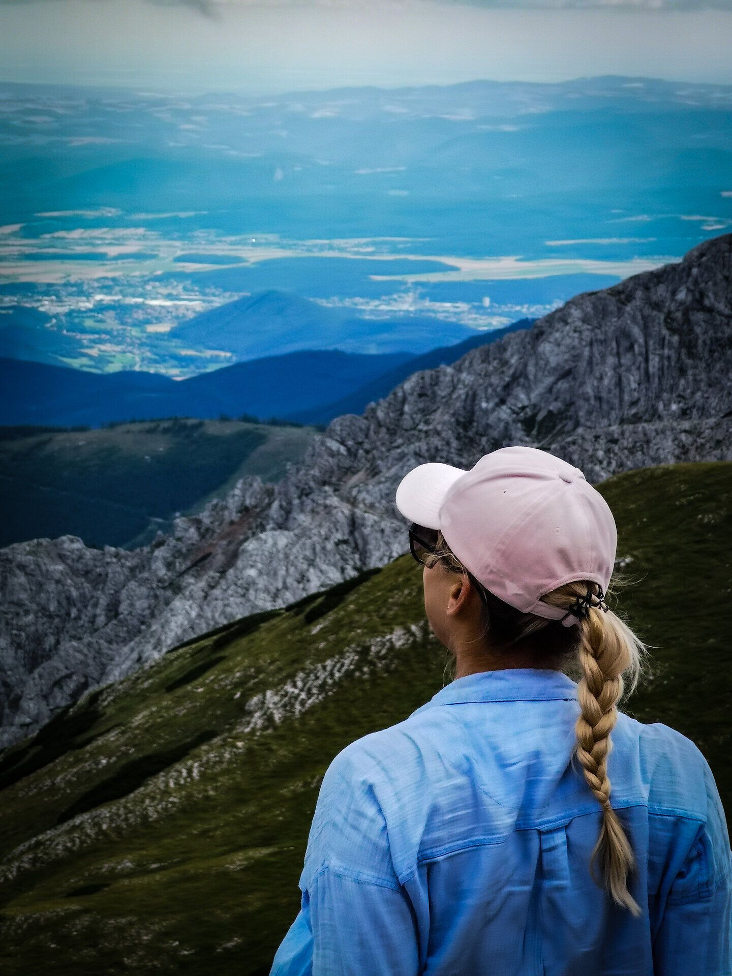 Die majestätischen Berge erheben sich im Hintergrund, während die sanften Wiesen im Vordergrund zum Verweilen einladen. Ein klarer Himmel und die frische Bergluft schaffen eine perfekte Kulisse für unvergessliche Erlebnisse in der Natur.