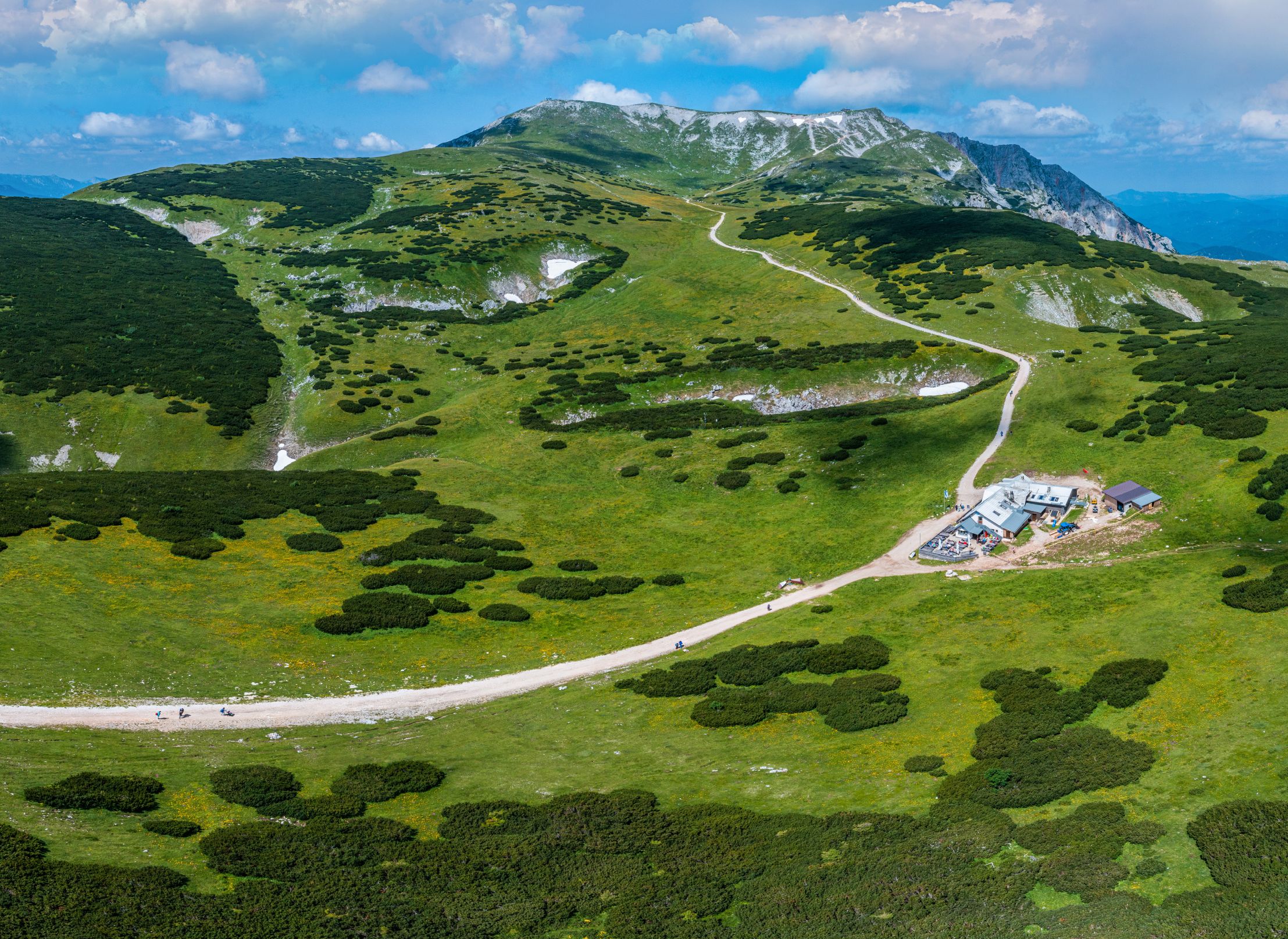 Luftaufnahme von einer Berghütte 