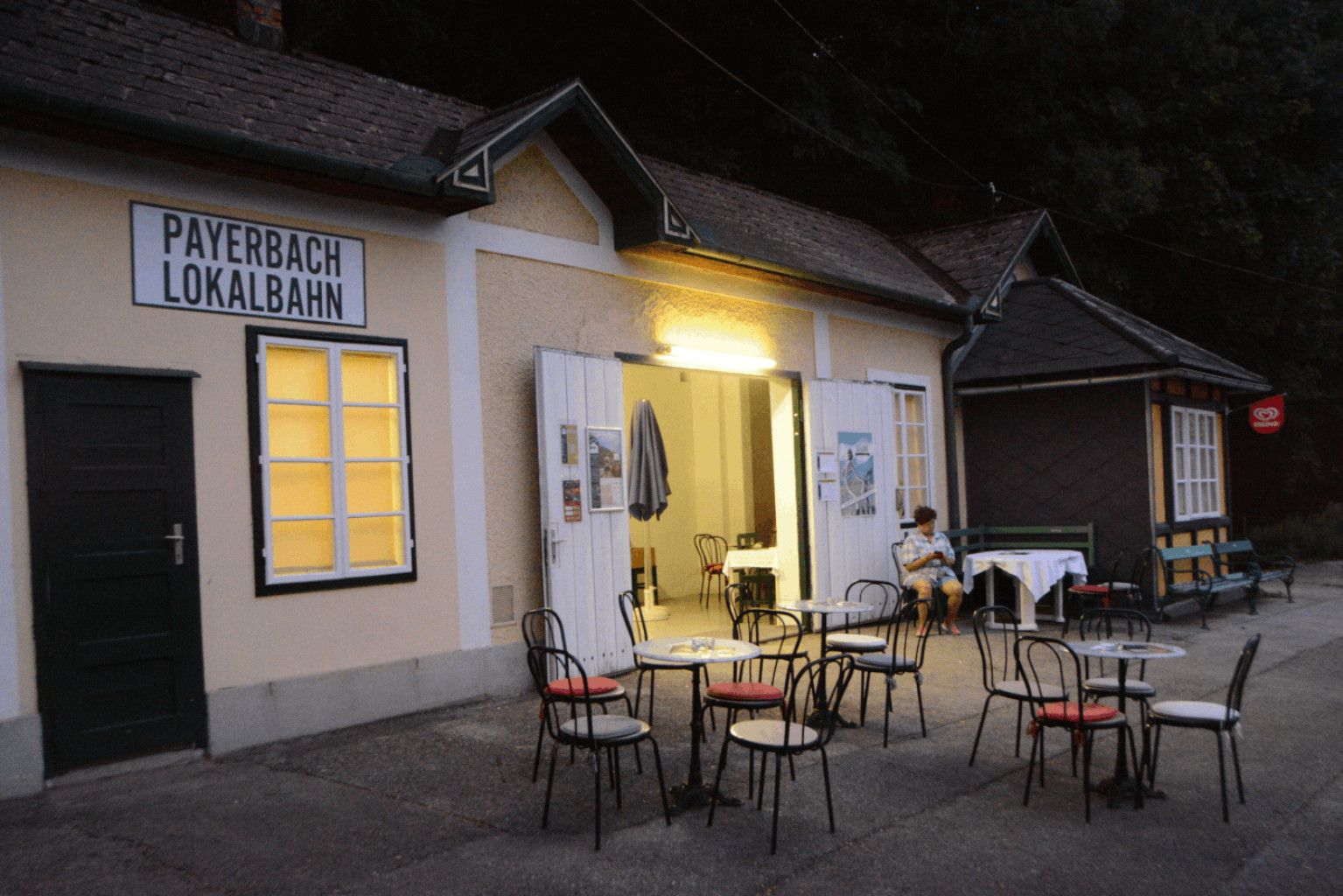 Bahnhof Payerbach-Lokalbahn in der Nacht