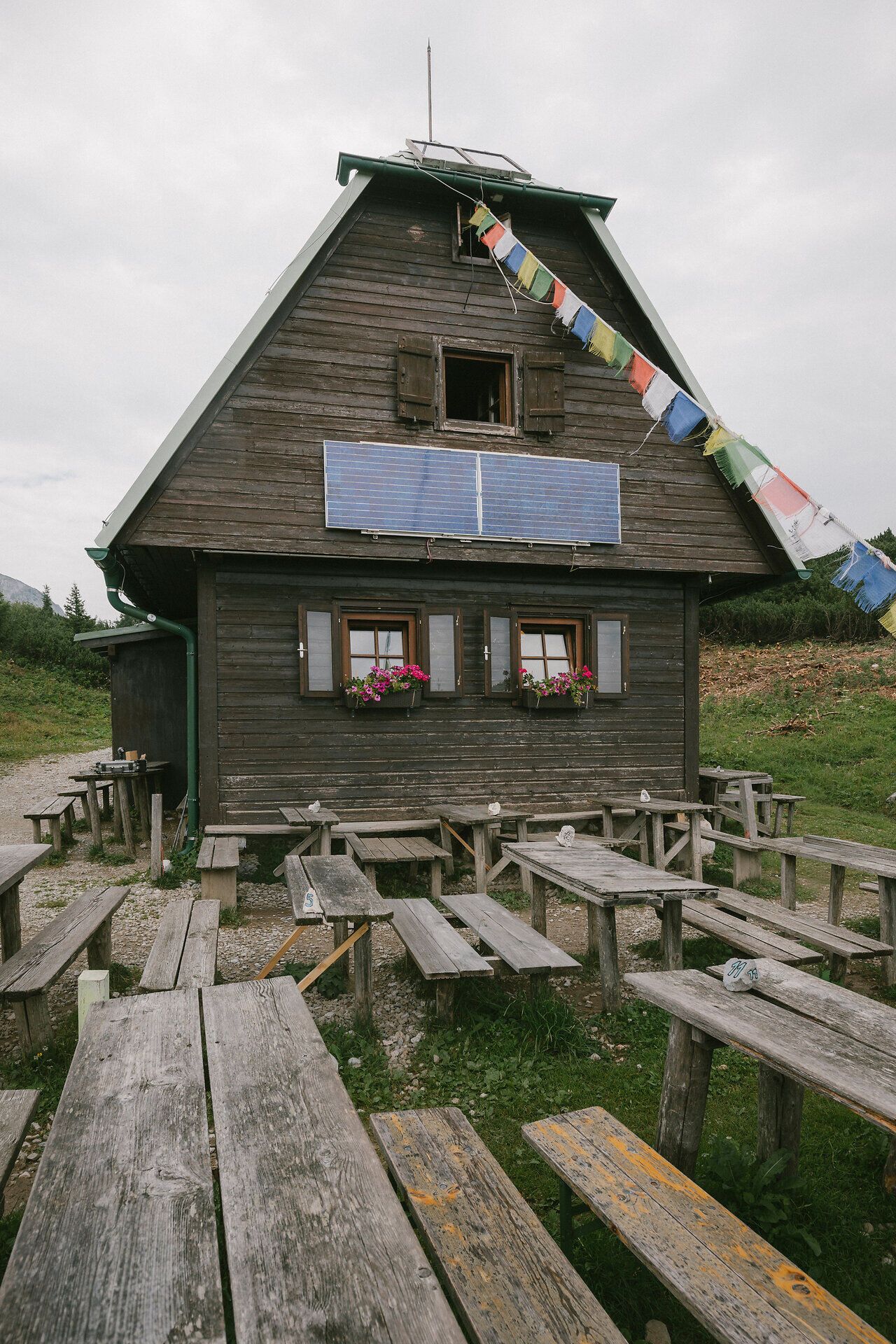 Neue Seehütte auf der Rax mit Holzbänken und Tischen vor dem Gebäude