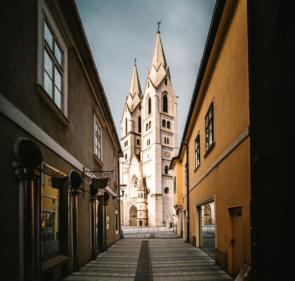 Blick auf dem Dom durch eine Seitengasse an einem Abend 