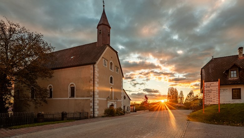 Wallfahrtskirche St. Corona am Wechsel bei Sonnenuntergang.