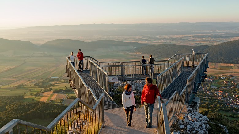 Menschen auf dem Skywalk Hohe Wand mit Blick auf die Landschaft.