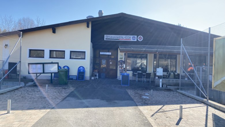 Außenansicht eines Gebäudes mit dem Schild 'Schmankerl-Eck'.