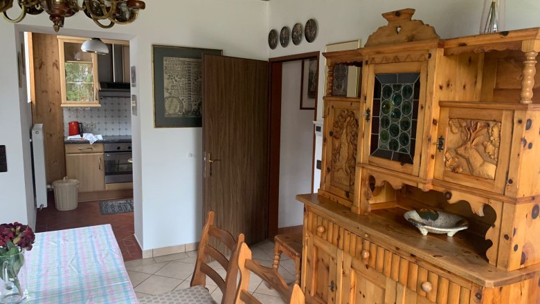 Rustikaler Innenraum mit Holzmöbeln und Esstisch.