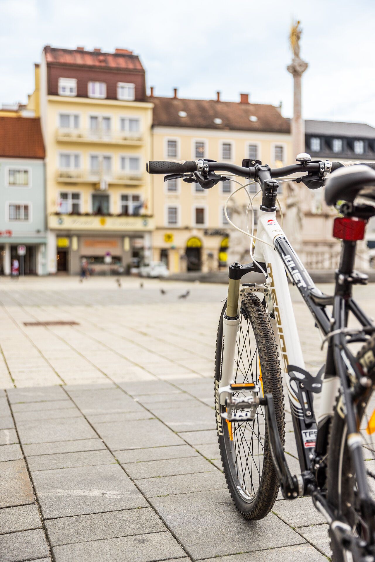 Vor dem Hotel Zentral am Hauptplatz in Wiener Neustadt parkt ein Fahrrad.