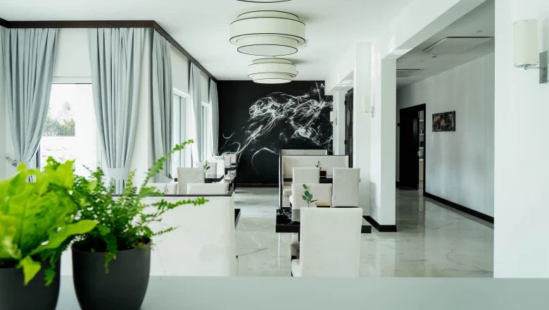 Moderne Gebäudeaußenansicht mit dem Schriftzug 'LAMEDE' auf einem Schild.