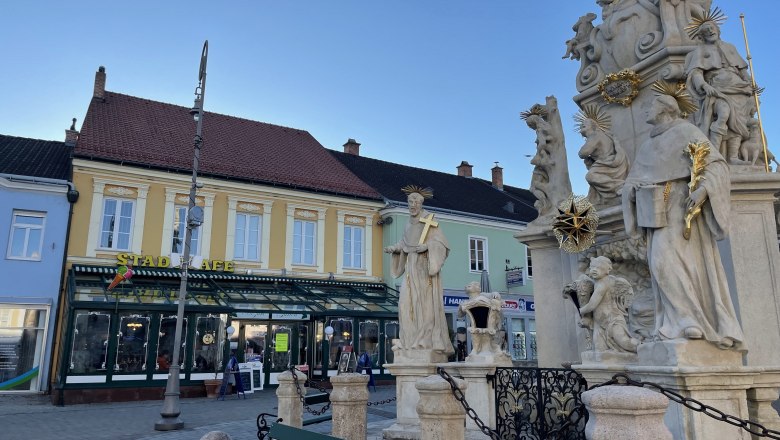 Stadtcafe Neunkirchen mit Statue im Vordergrund.