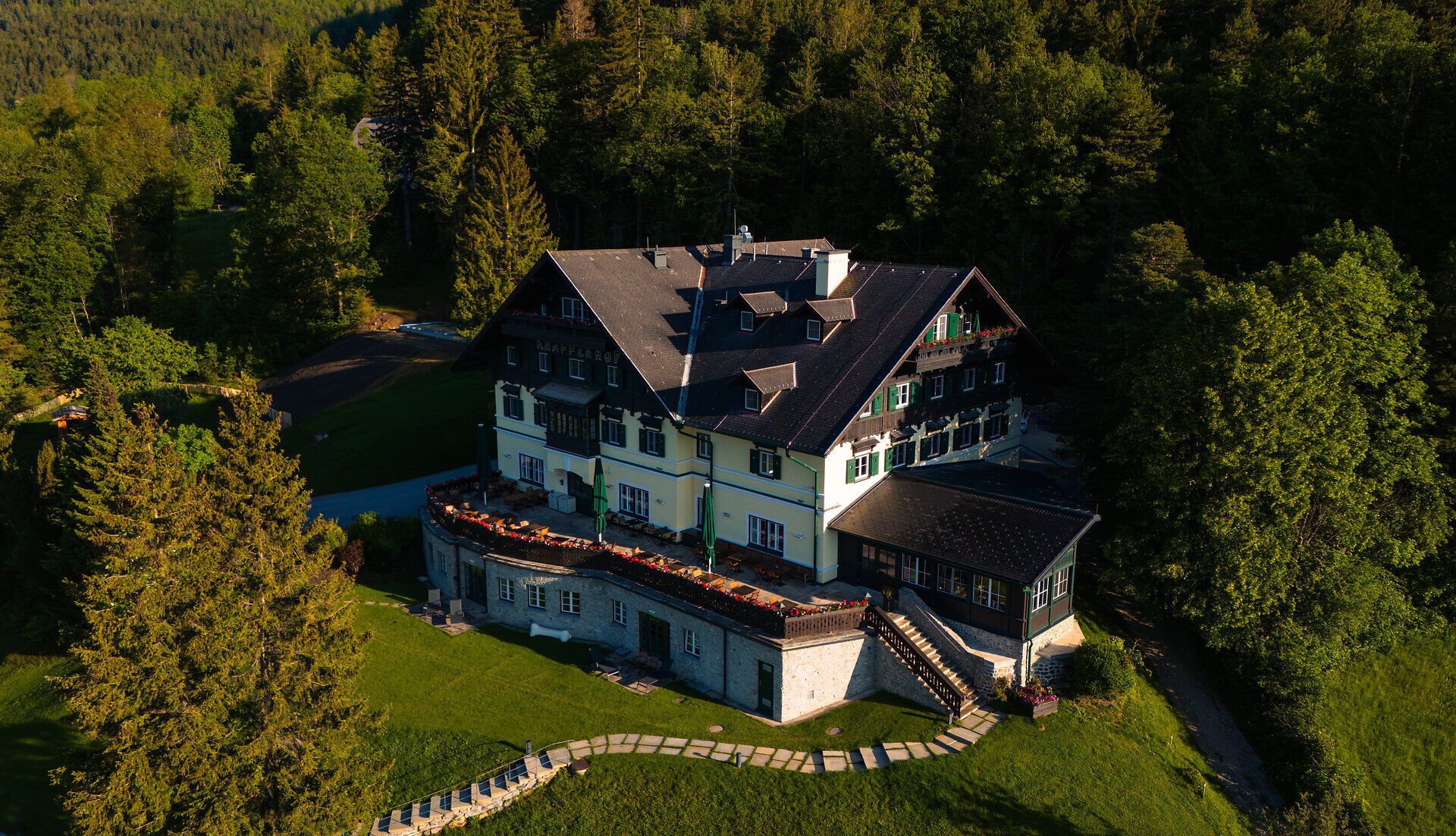 Umgeben von üppigen Wäldern und sanften Hügeln strahlt der Knappenhof eine einladende Ruhe aus. Die charmante Architektur des Hauses harmoniert perfekt mit der malerischen Landschaft der Wiener Alpen, die zu Erkundungen und entspannenden Momenten einlädt.