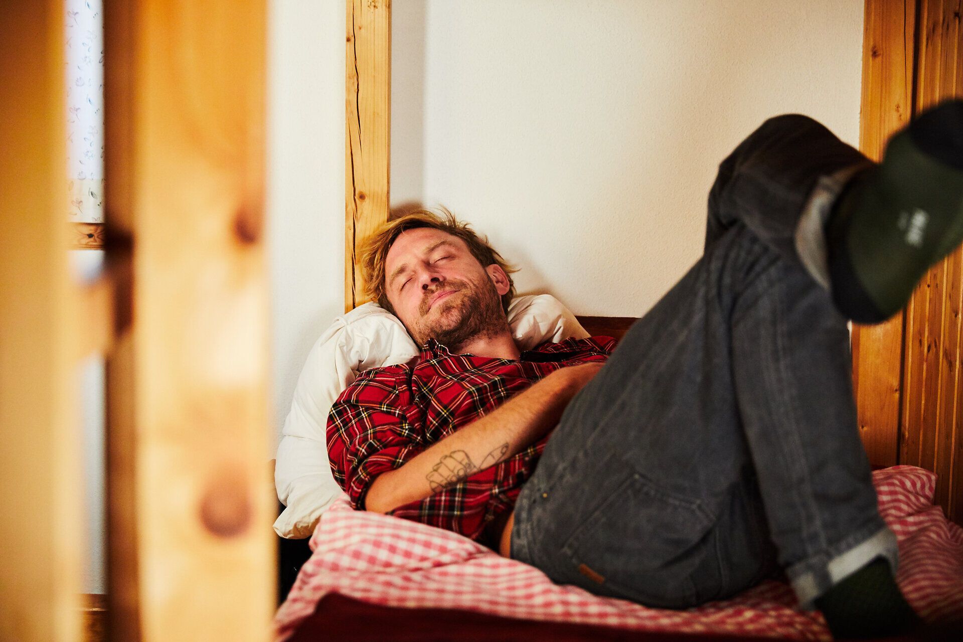 Inmitten der malerischen Wiener Alpen genießt ein Wanderer eine wohlverdiente Pause in einer gemütlichen Hütte. Die sanften Hügel und die frische Bergluft laden dazu ein, die Seele baumeln zu lassen und die Schönheit der Natur zu erleben.