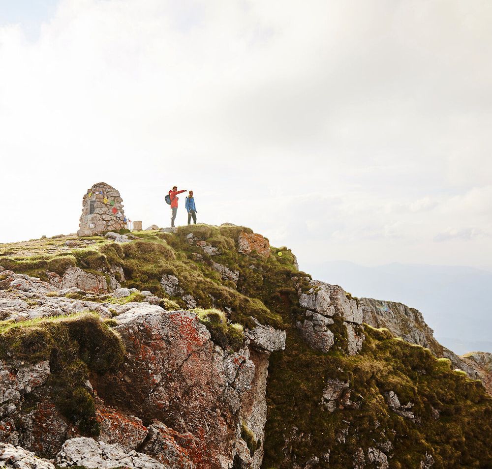 Auf dem Gipfel des Schneebergs genießen Wanderer die atemberaubende Aussicht auf die umliegenden Berge und Täler. Die frische Bergluft und das sanfte Licht der Nachmittagssonne schaffen eine unvergessliche Atmosphäre für Naturliebhaber. Hier, wo die Natur in voller Pracht erblüht, wird jeder Schritt zum Erlebnis.
