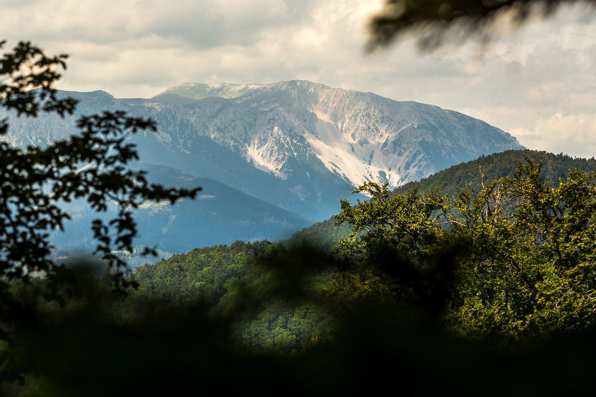 Ein wunderbarer Ausblick von der Ruine Schrattenbach und der Rotte Greith auf den Schneeberg.