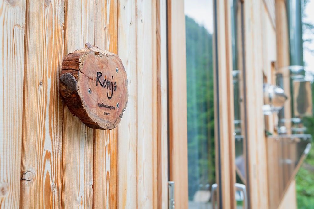 Holzschild mit der Aufschrift 'Ronja' an einer Holzwand.