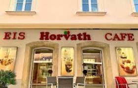Fassade des Eissalons mit der Aufschrift 'Eis Horvath Caf&eacute;'.