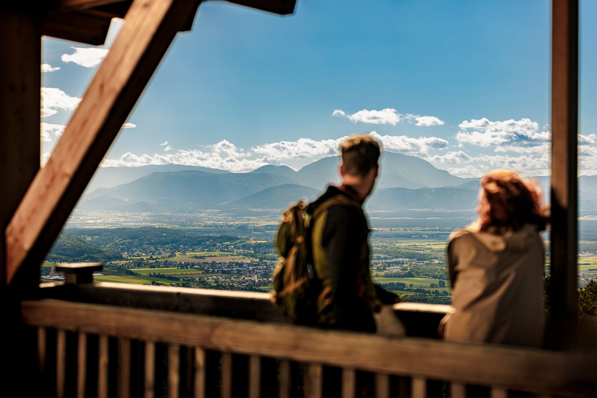 Ein Frau und ein Mann genießen den Ausblick von der Aussichtswarte Lanzenkirchen am Rosalia Rundwanderweg.