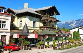 Ein Café mit Terrasse und Bergblick in einer malerischen Umgebung.