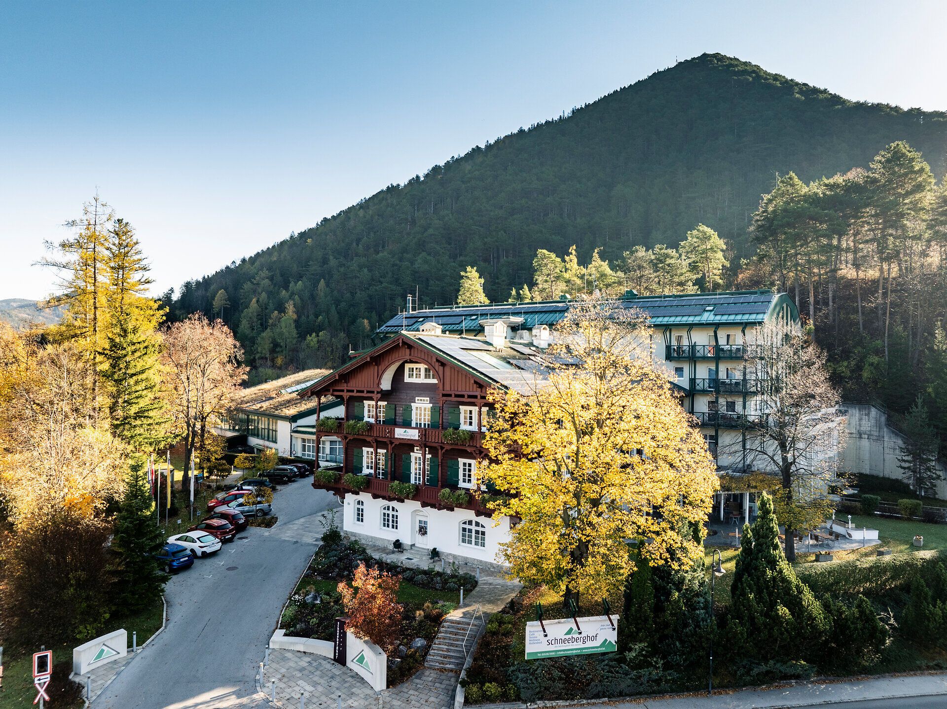 Außenaufnahme vom Hotel Schneeberghof zwischen hohen Bäumen