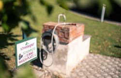 Radwaschplatz mit Wasserschlauch und Brunnen