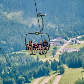 Vierer Sessellift mit Familie 