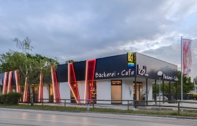 Fachgesch&auml;ft mit Caf&eacute; in Wiener Neustadt, &copy; Koll GmbH