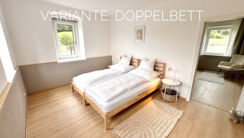 Modernes Schlafzimmer mit Doppelbett, Holzboden und Fenster mit Blick nach draußen.