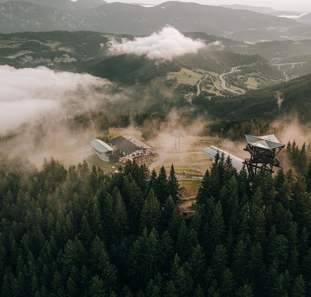 Blick auf die Bergstation der Bergbahn Semmering Hirschenkogel mit Liechtensteinhaus.