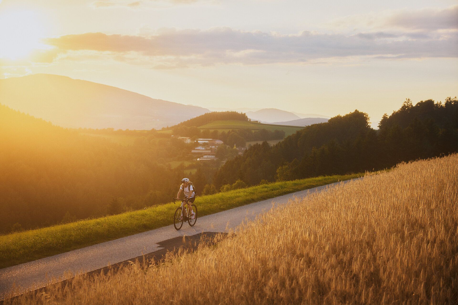 Radfahrerin fährt auf der Grenzlandroute in der Bucklige Welt in den Wiener Alpen in Niederösterreich