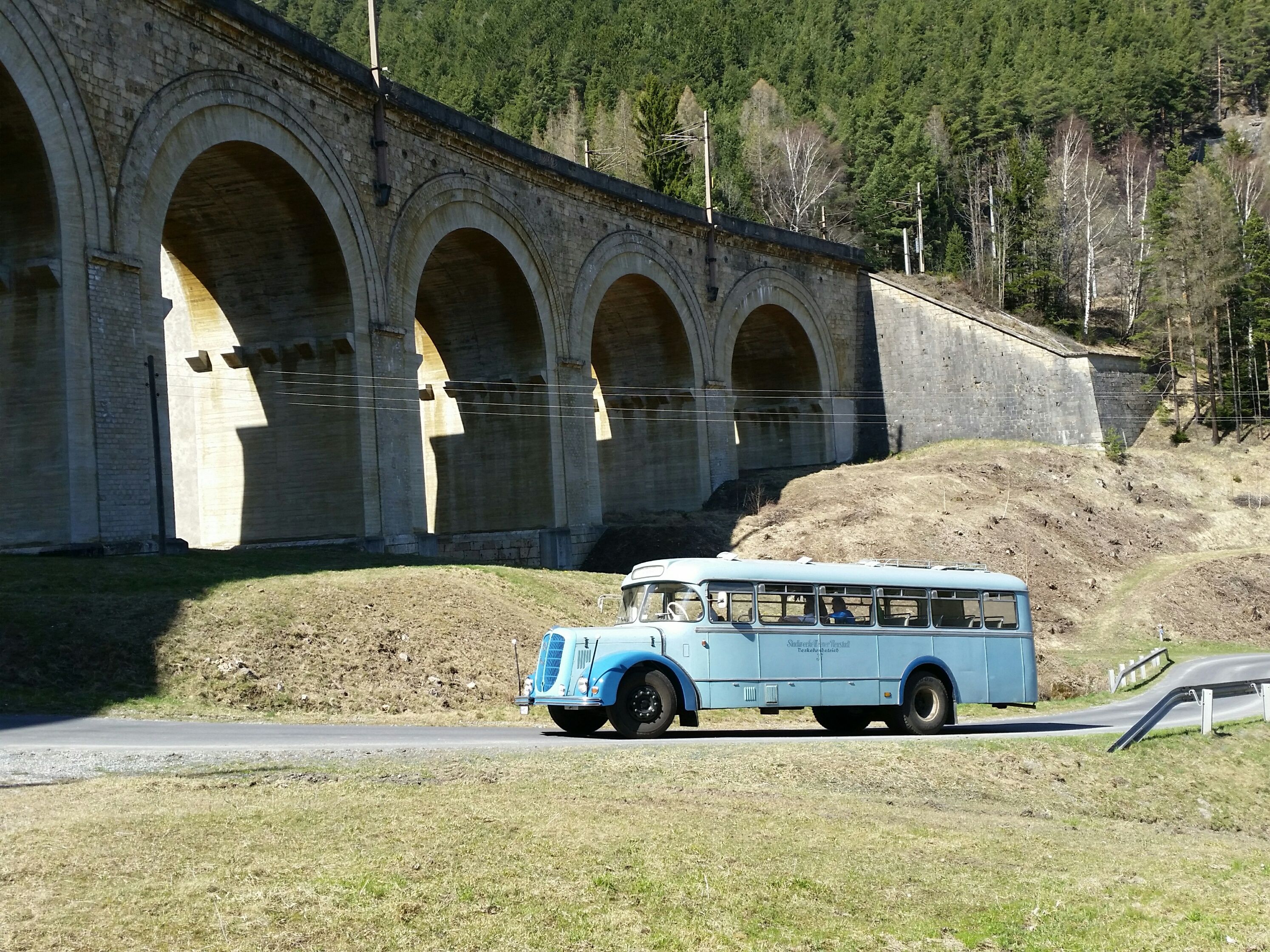 Den restaurierten Oldtimerbus mieten, um die Region zu entdecken