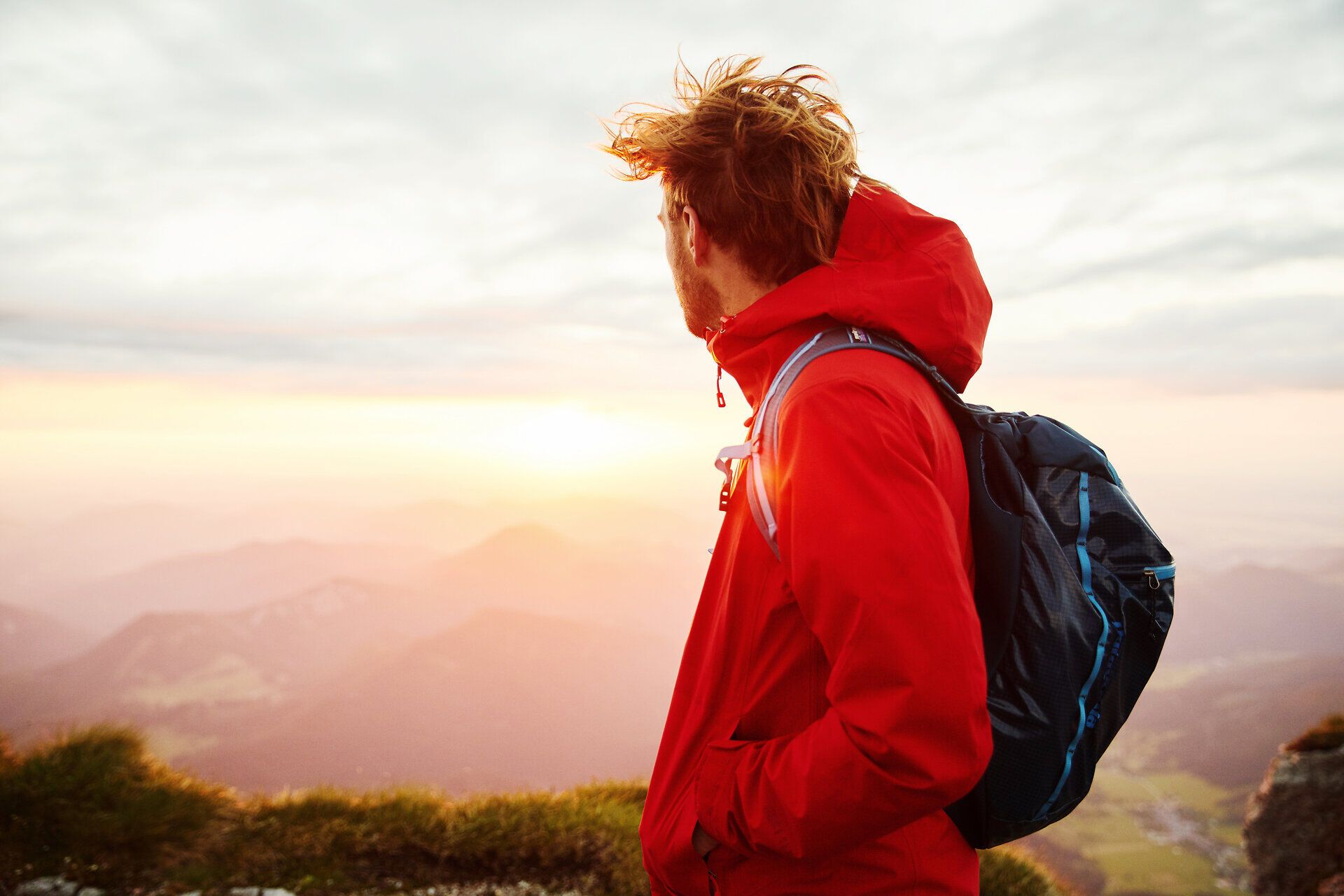 Ein Wanderer genießt den atemberaubenden Sonnenuntergang über den majestätischen Bergen. Die sanften Hügel und die weite Landschaft laden zu unvergesslichen Erlebnissen in der Natur ein. Hier, wo die Luft frisch und klar ist, wird jeder Schritt zum Abenteuer.